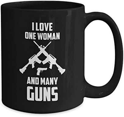Erkekler için Silah Kupası Sevgililer Günü Fikri Bir Kadını ve Birçok Silahı Seviyorum Komik 11 veya 15 oz. Doğum